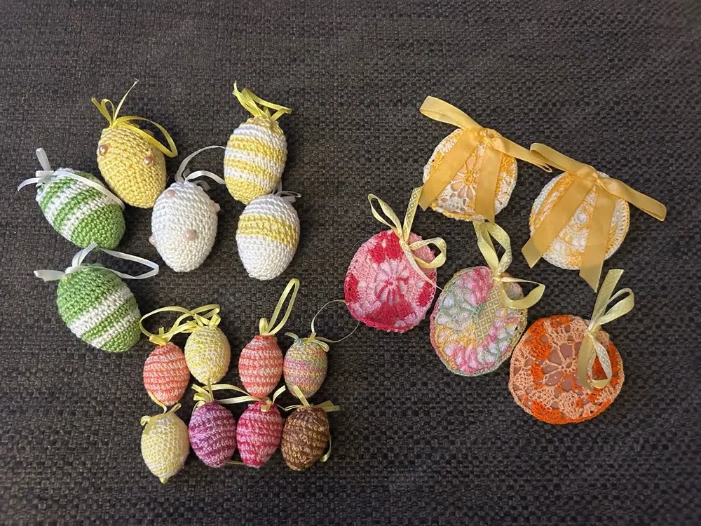 Handarbeit: verschiedene Eier, 19 Stück