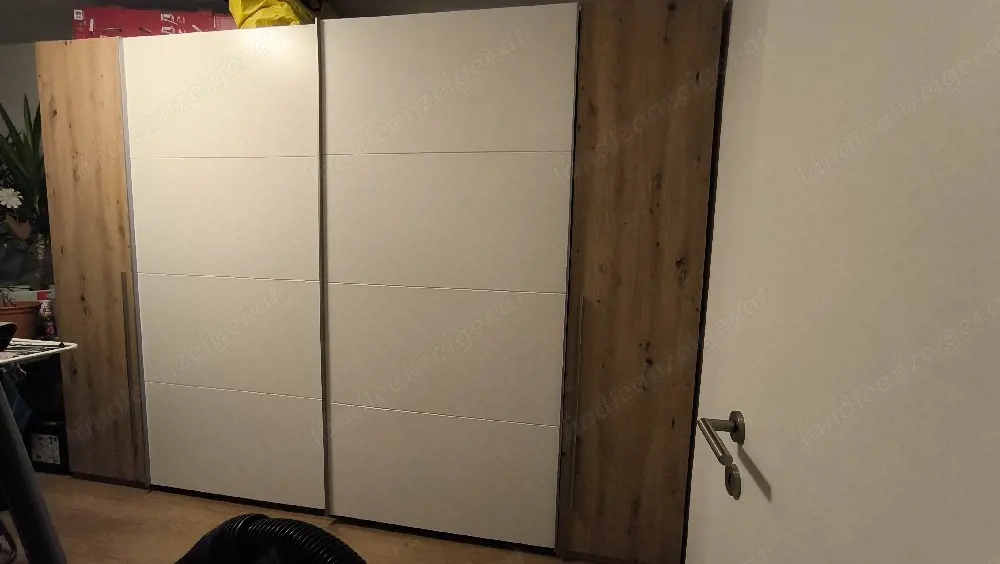 Kleiderschrank mit Schiebetüren 