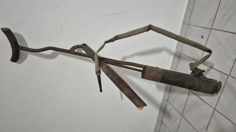 Antike Bauernwerkzeuge   Deko-Set: Dreschflegel, Torfstecher & Handspritze