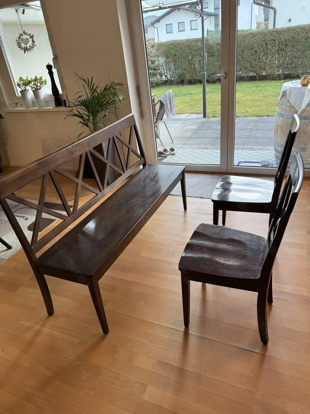 Bank und zwei Stühle aus Vollholz, dunkelbraun, gebraucht