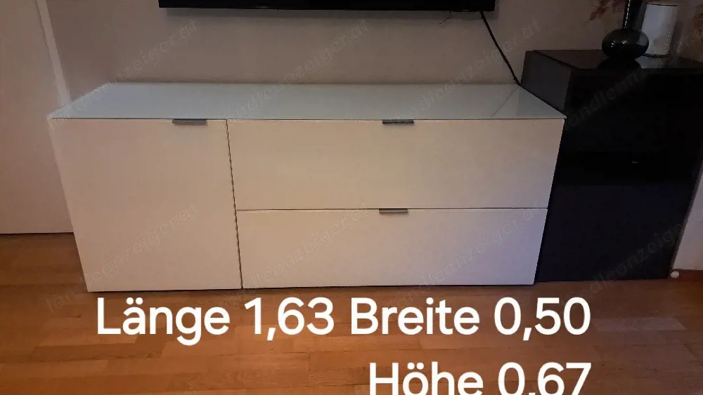 Kommode mit Verglasungen 