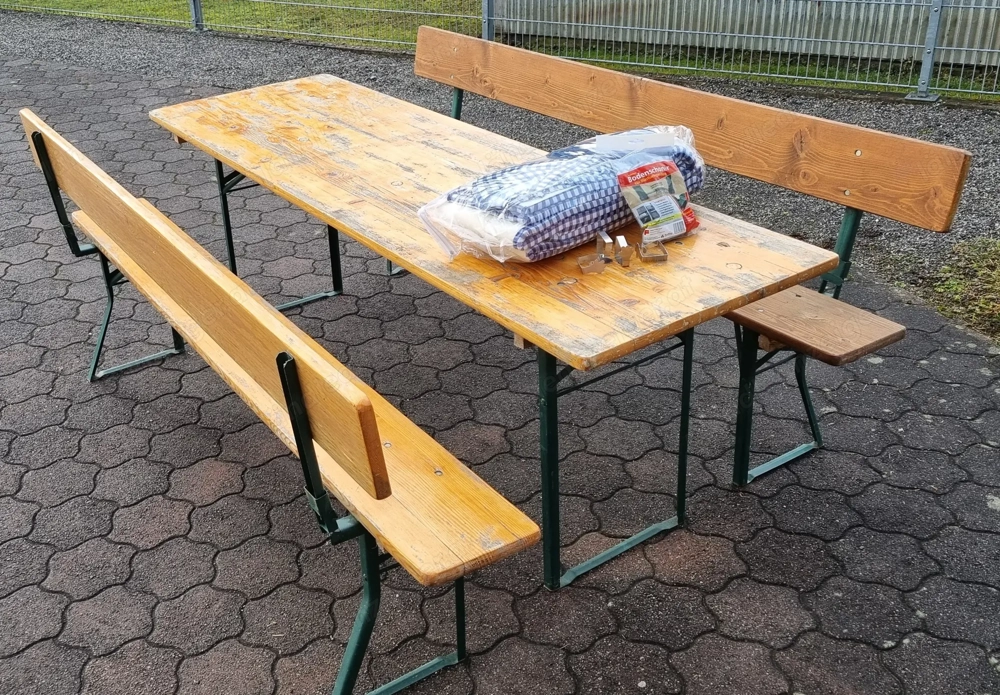 Bierzelt Garnitur mit Lehne, Polster, Tischdecken und Bodenschoner