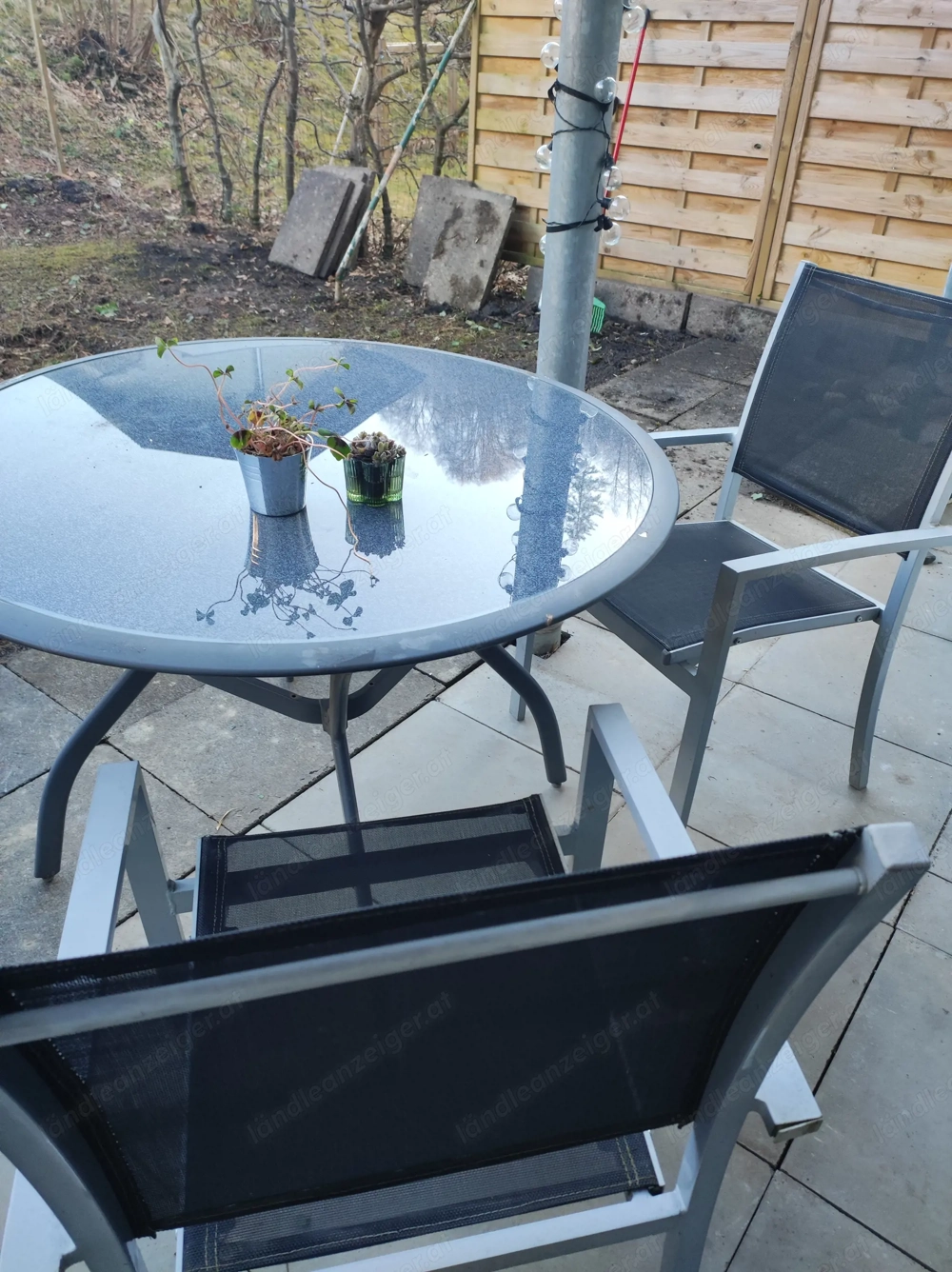 Gartenglastisch mit 2 stühlen