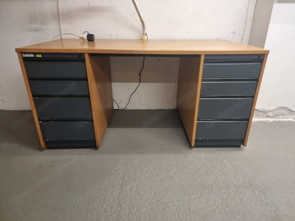 Schreibtisch zu verschenken gegen Selbstabholung 