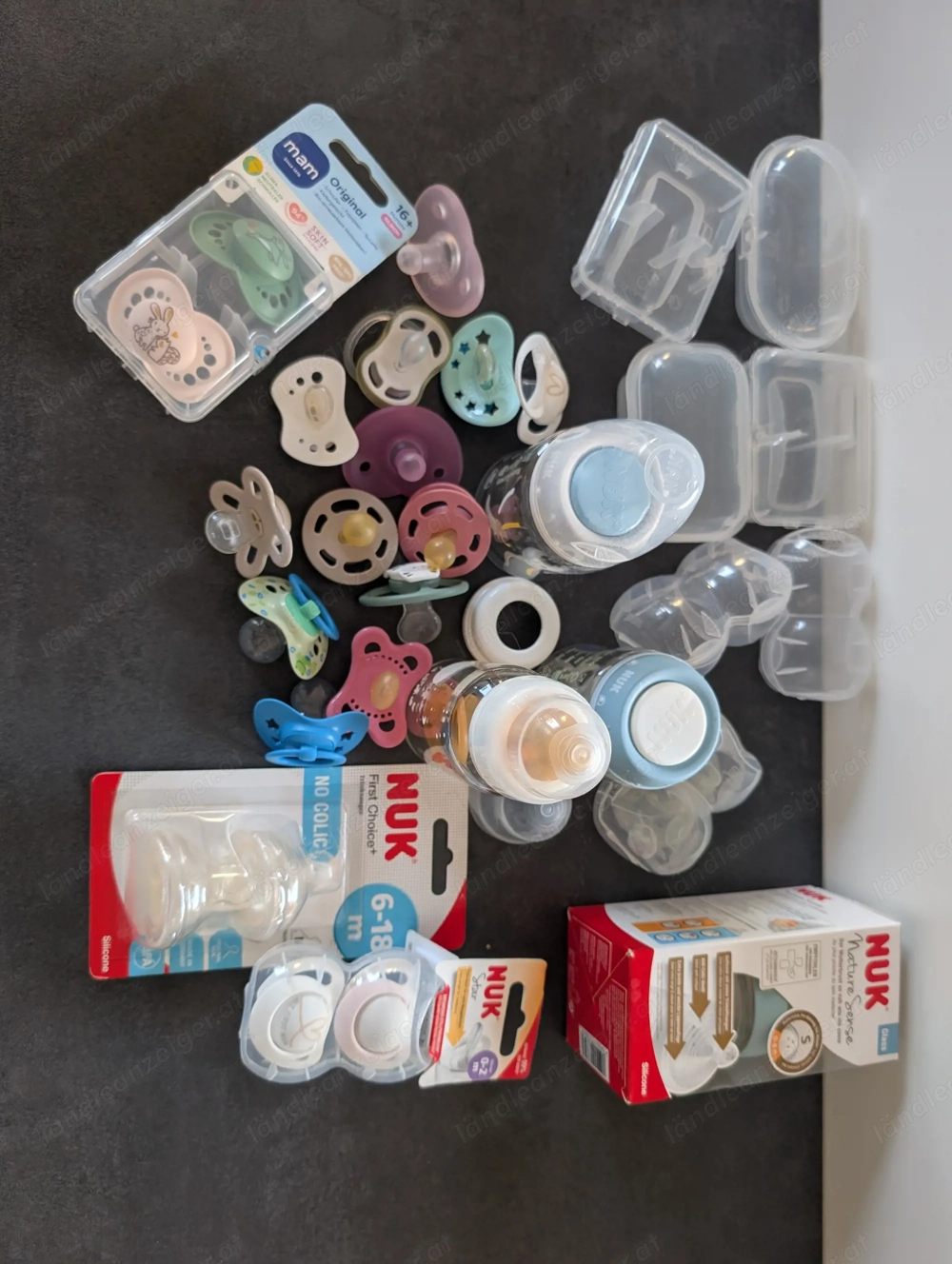 Mix aus Schnuller und Trinkflaschen