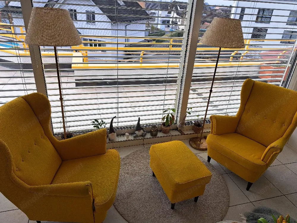 2 Ikea Strandmon Ohrensessel mit Hocker in gelb