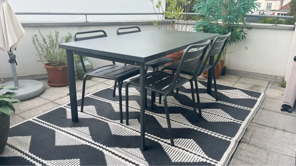 Gartentisch und 4 Stühle