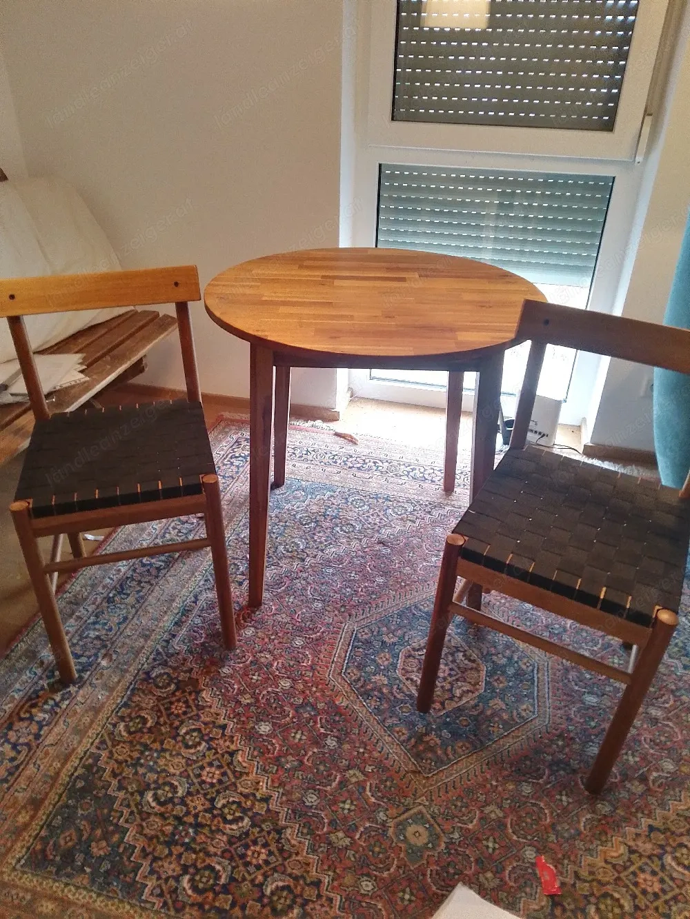 Ikea Tisch und 2 Stühle.