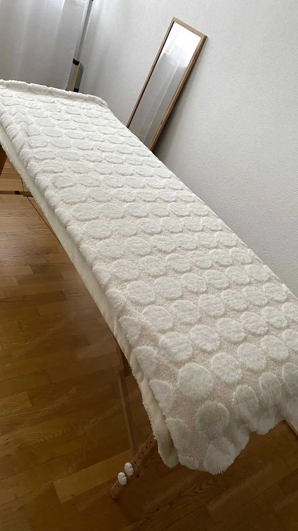 Beige Massageliege, ungeöffnet