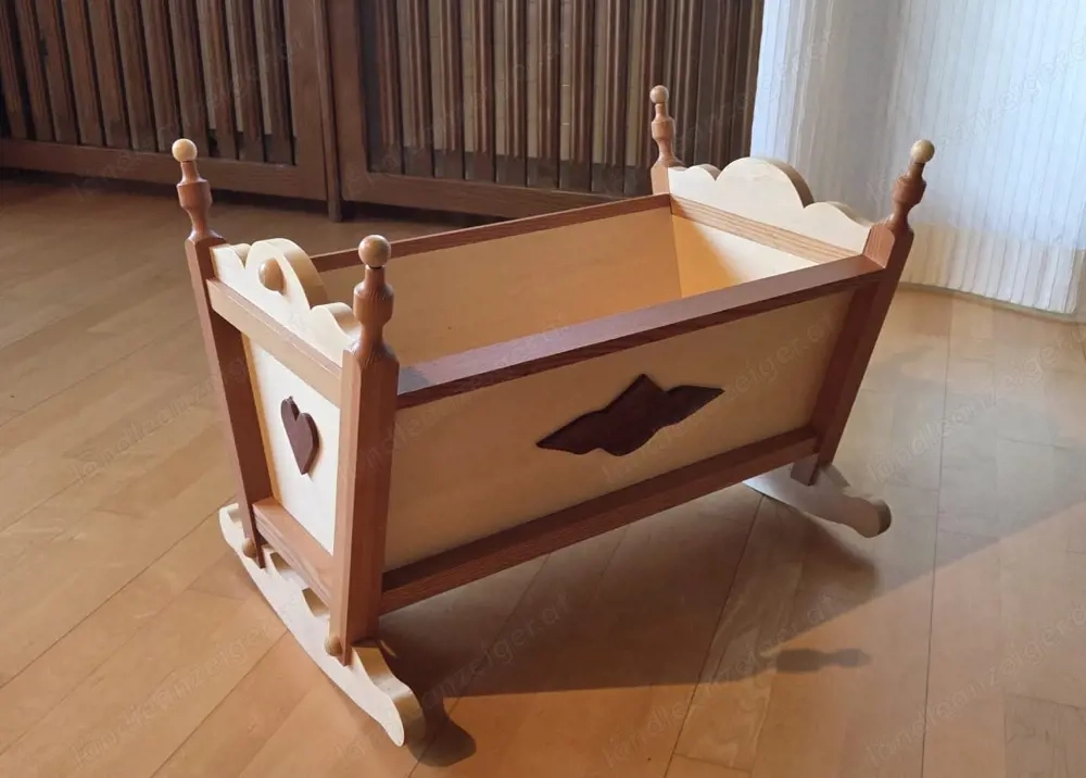 Wiege aus Holz