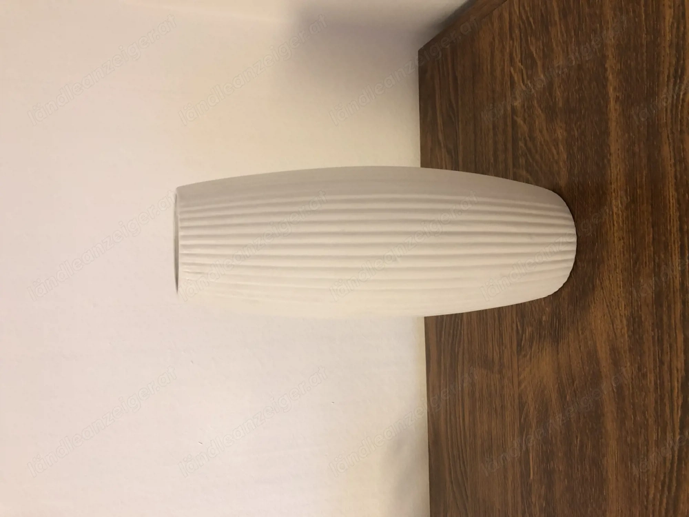Hohe weiße Vase
