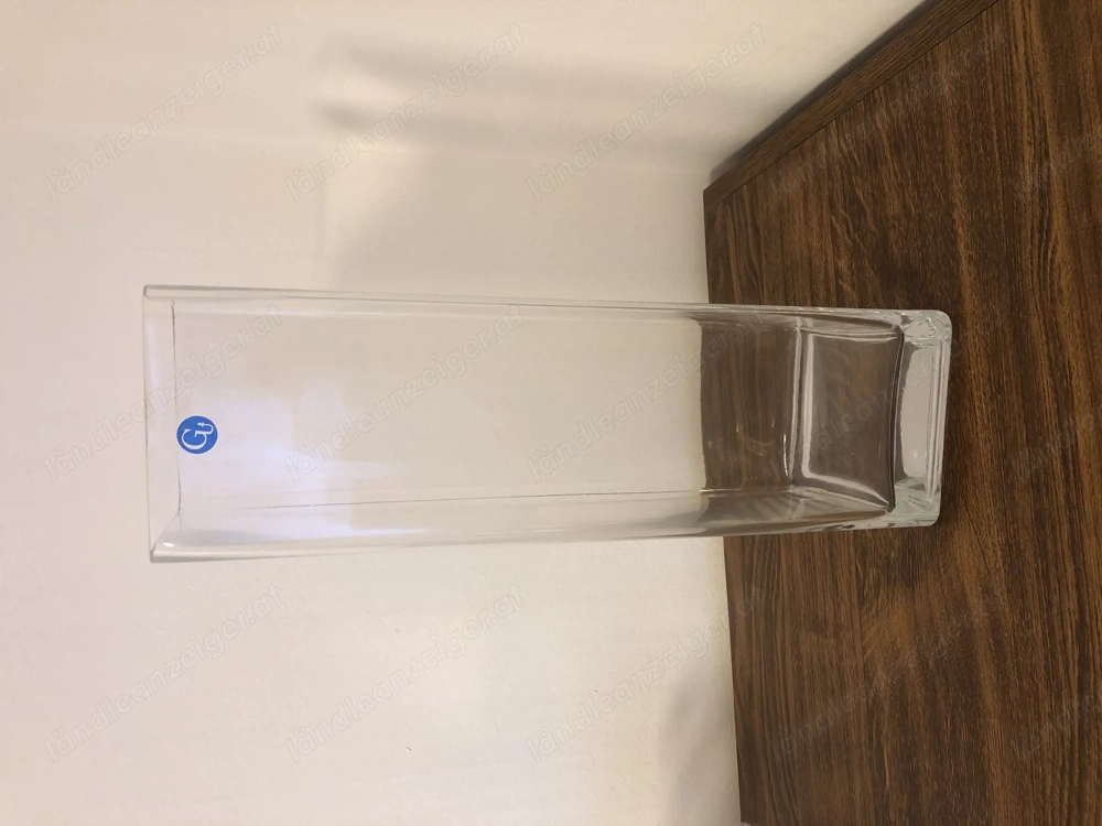 Hohe Vase aus Glas 