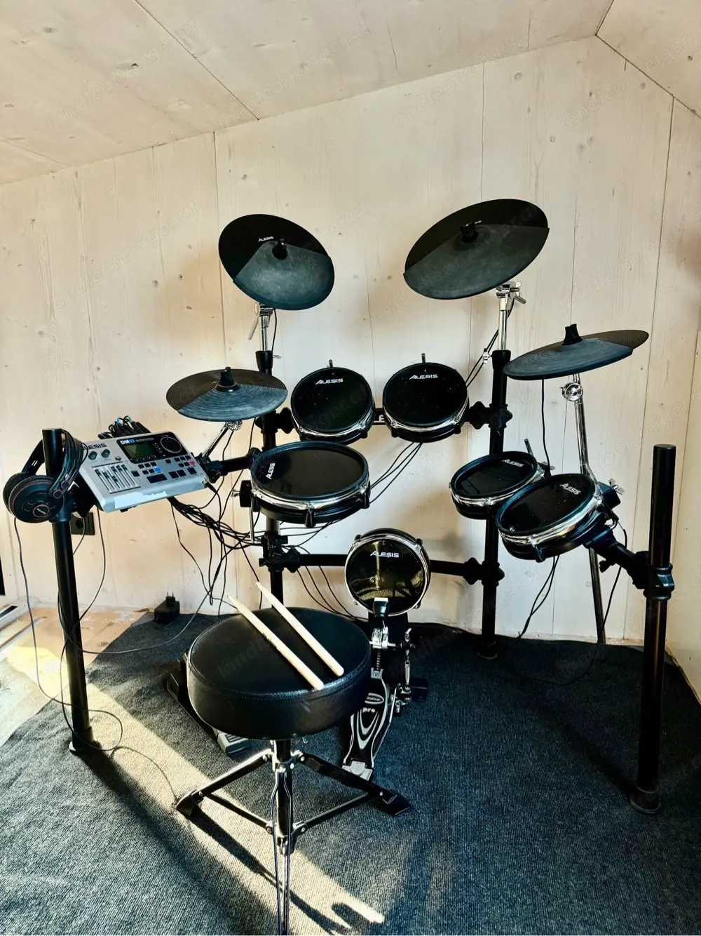 Alesis DM10 E-Drum Set   Mesh Pads, Pro Pedal, Pearl Teppich