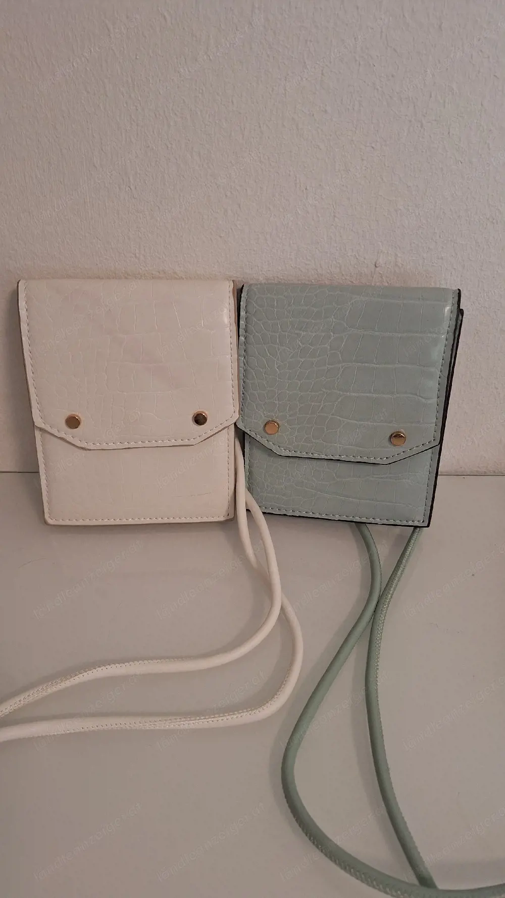 Zwei kleine Umhängetaschen