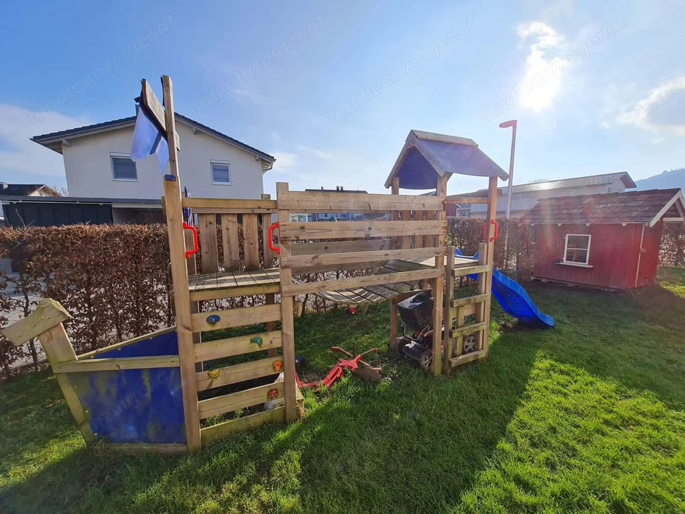 Klettergerüst mit Schaukel und Rutsche