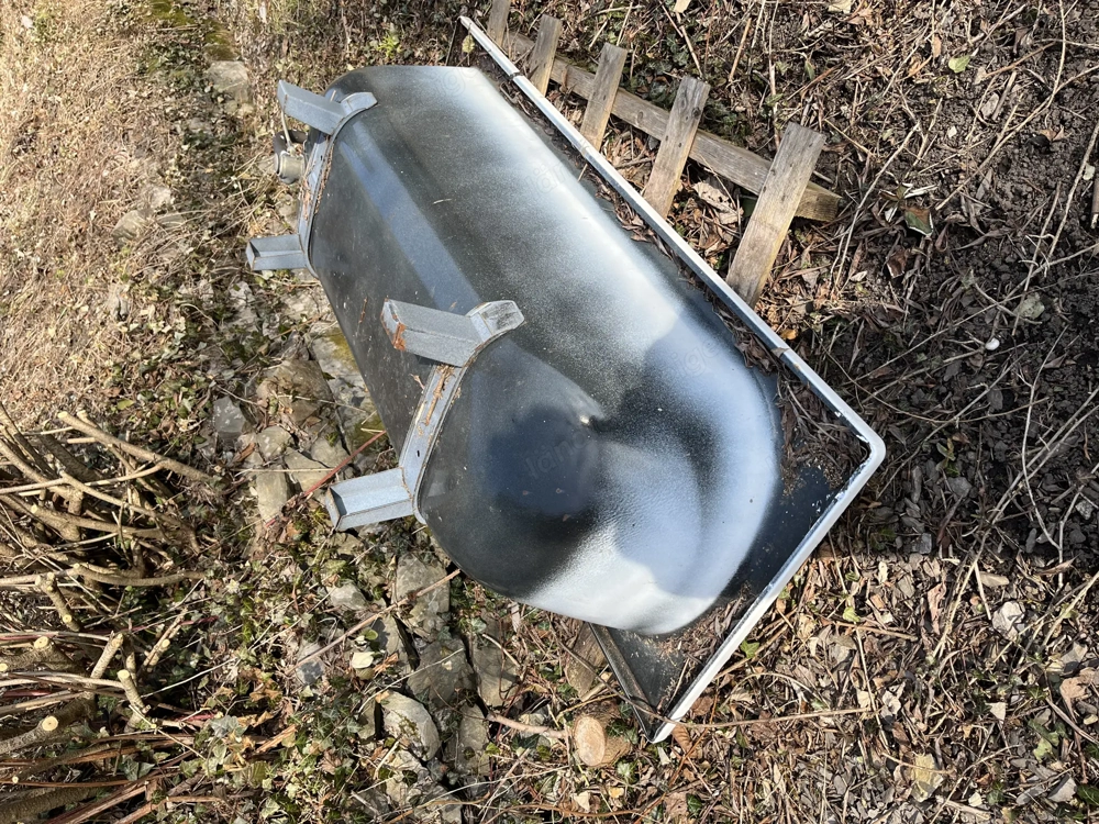 Alte Badewanne als Viehtränke zu verschenken