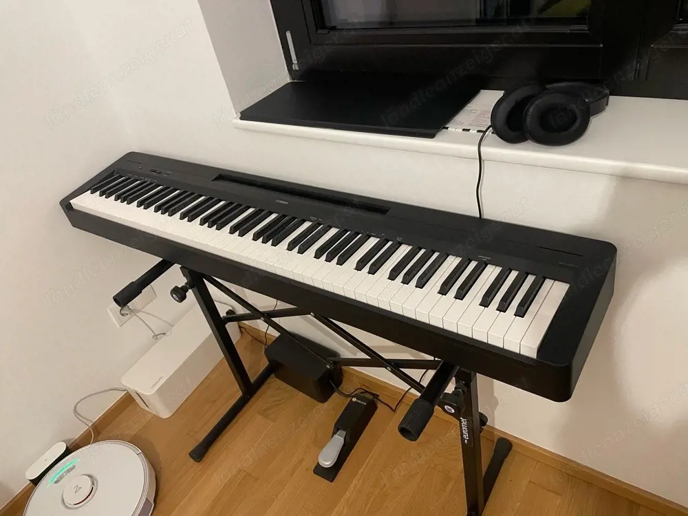 Yamaha P-145 Digitalpiano - neuwertig - inkl Zubehör (Pedal, Ständer, Kopfhörer, Staubschutz)
