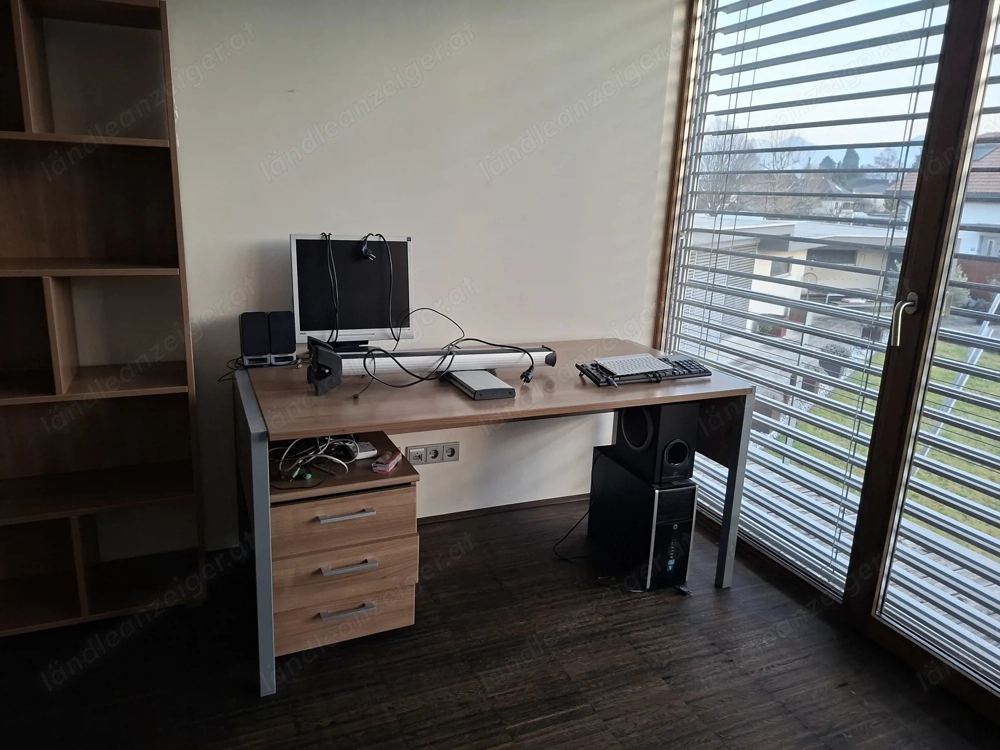 Schreibtisch Holzoptik und Alurahmen