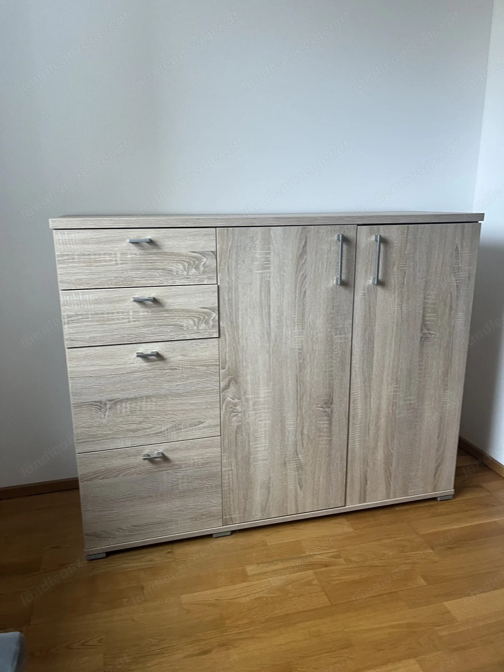 Schlafzimmer: Kommode mit Nachttischkästchen