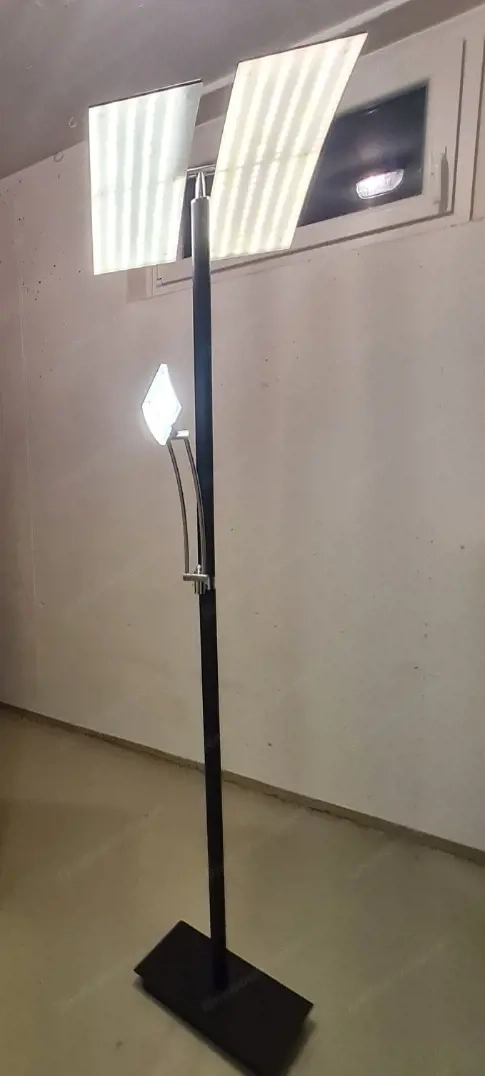 schwarze Stehlampe