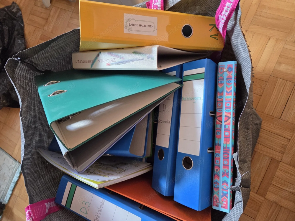 Aktenordner, Regale, Sessel 