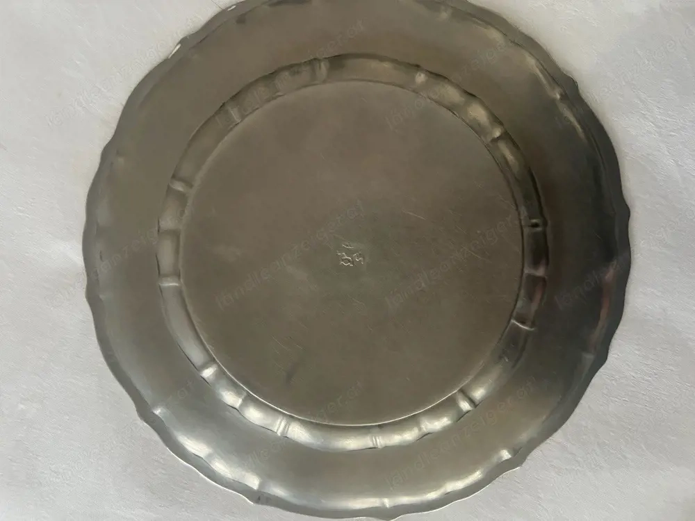 verschiedene originale Zinnteller