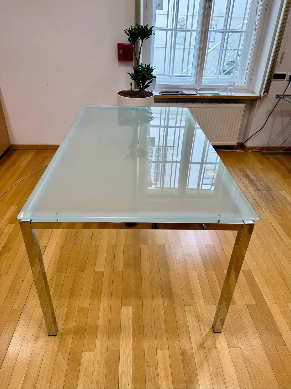 Glastisch mit Chromgestell