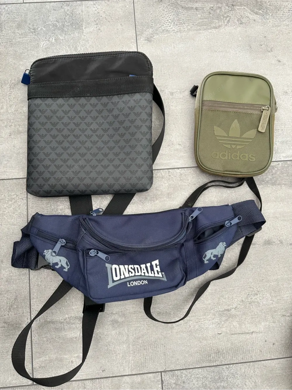 Umhängetaschen abzugeben