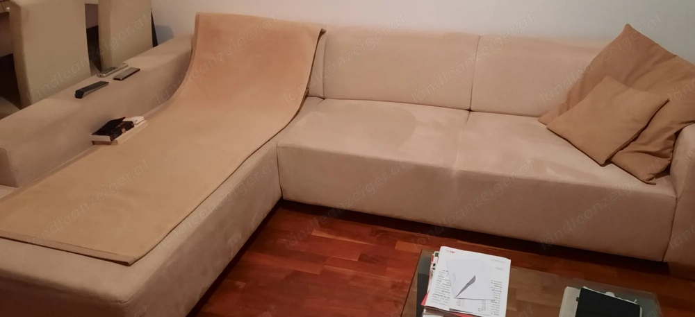 Couch wie neu und sehr modern 