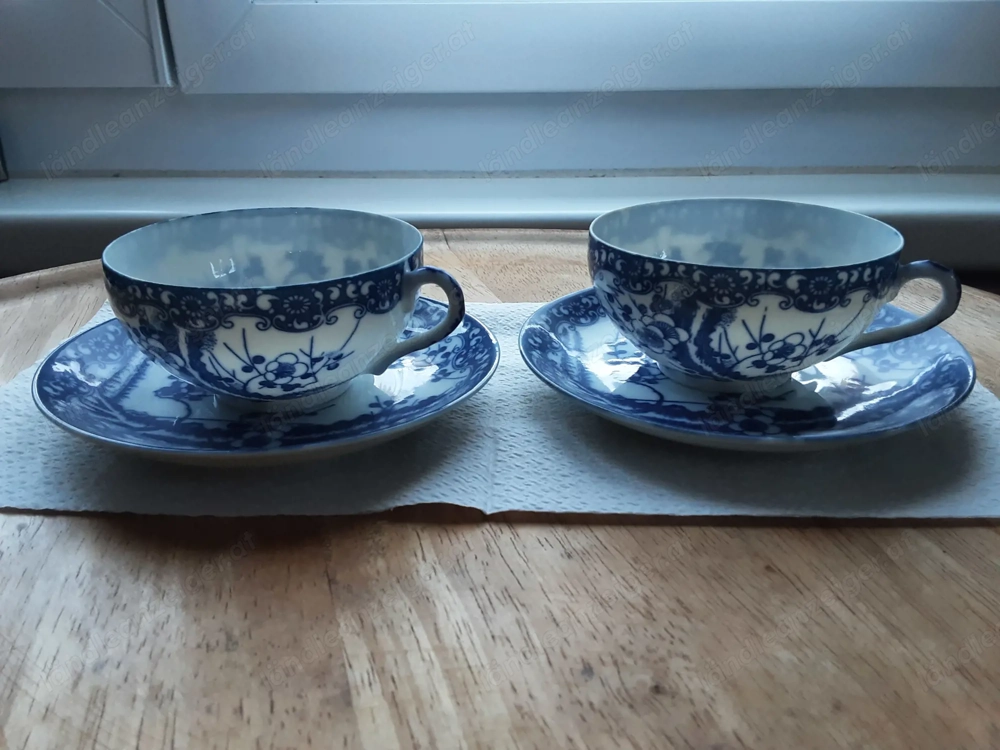 2 Teetassen mit Untertassen