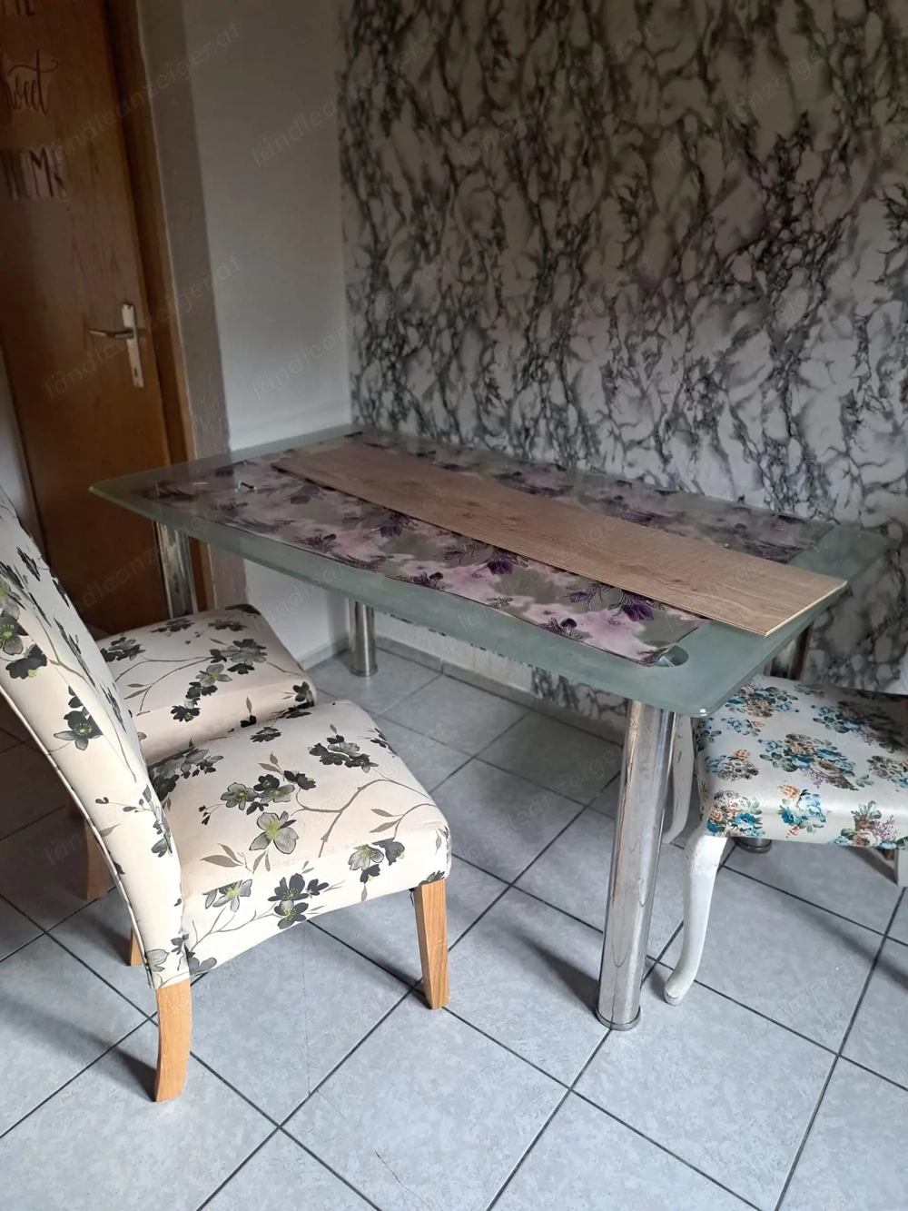 Glastisch und Sessel