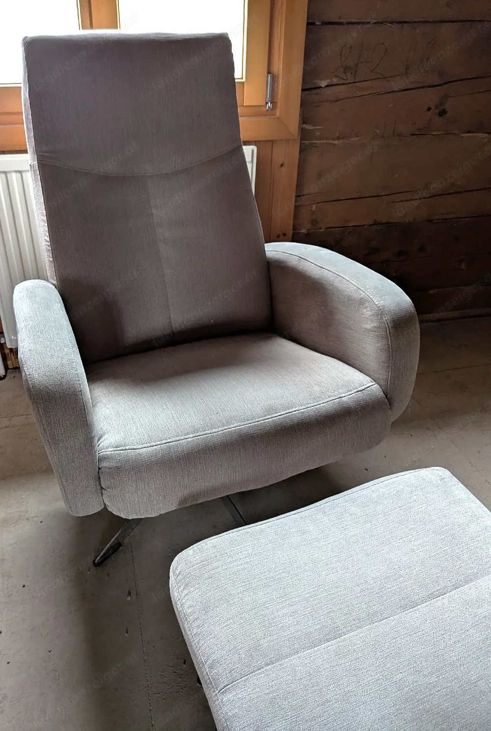 Bequemer Relaxsessel mit Hocker in Hellgrau - wenig genutzt 