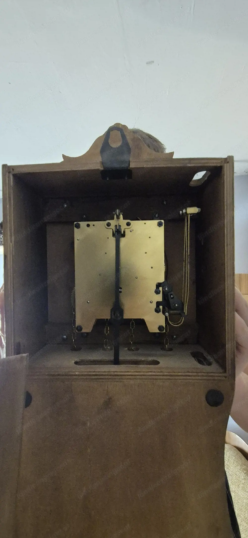 Landhaus-Wanduhr mit Gewichten