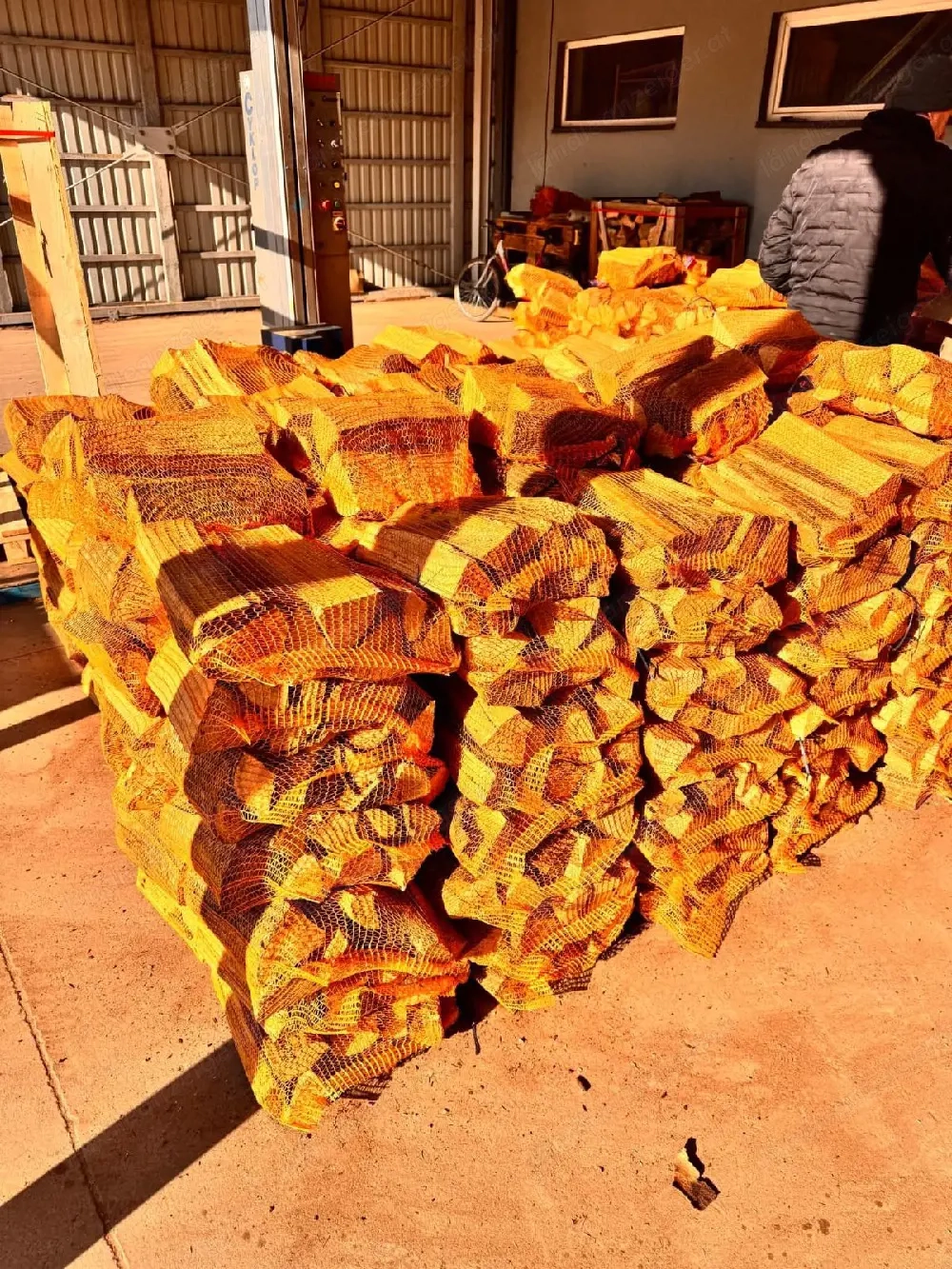 Hochwertiges Brennholz Eiche, Buche, Hainbuche, Birke und Esche    2 4 Jahre natürlich getrocknet   