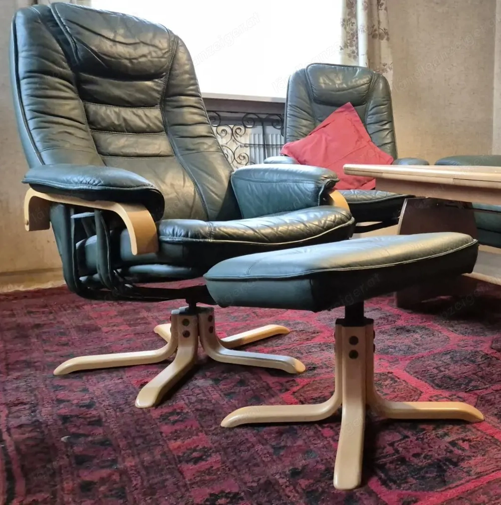 Ein bequemer Relaxsessel mit Hocker, Echtleder Dunkelgrün Holz