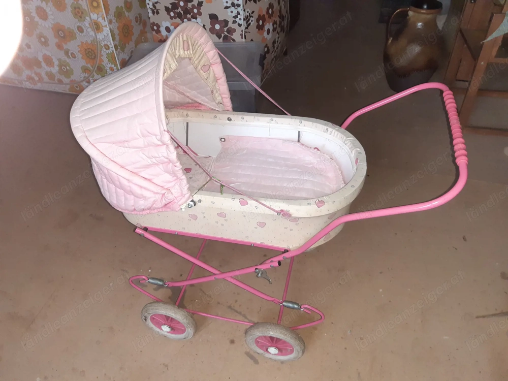 Puppenwagen und Kinderbett