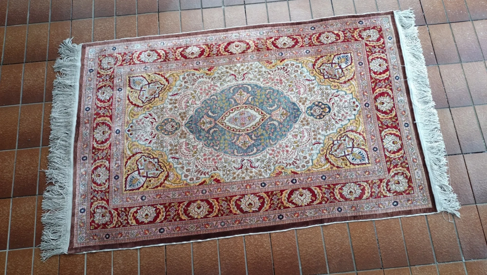 Hereke Seidenteppich, handgeknüpft