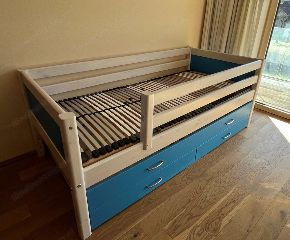 Kinderbett mit Ausziehladen