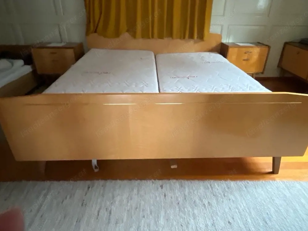 Bett mit Nachtkästchen und hochwertigen Matratzen