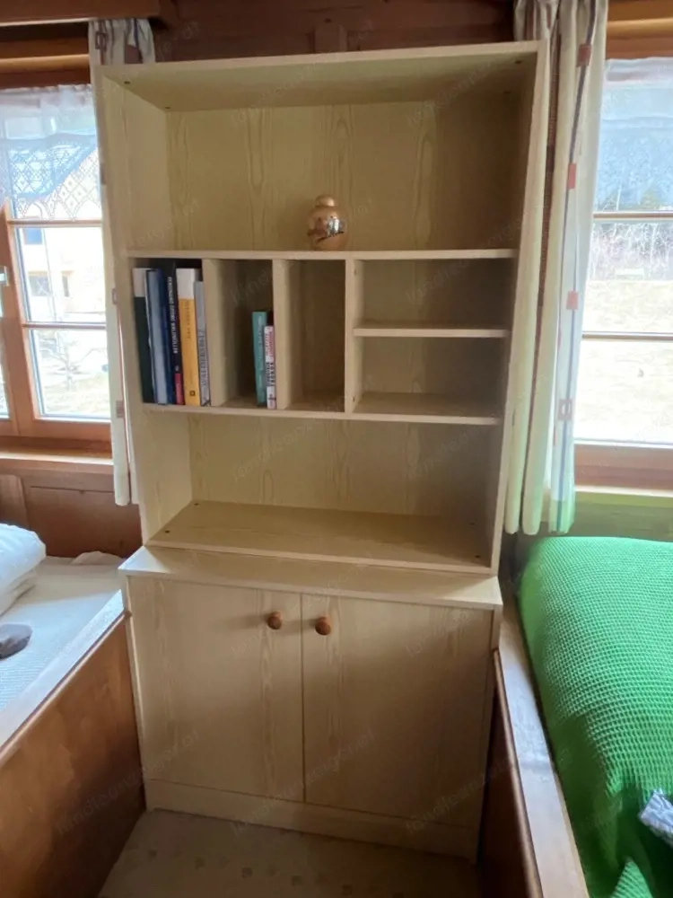 Schrank mit vielen Details