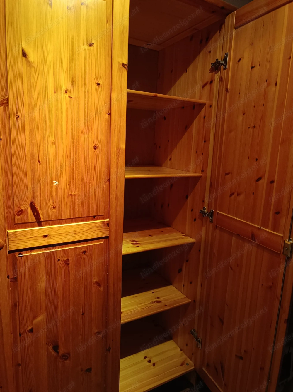 Gefälliger Kleiderschrank zu verschenken