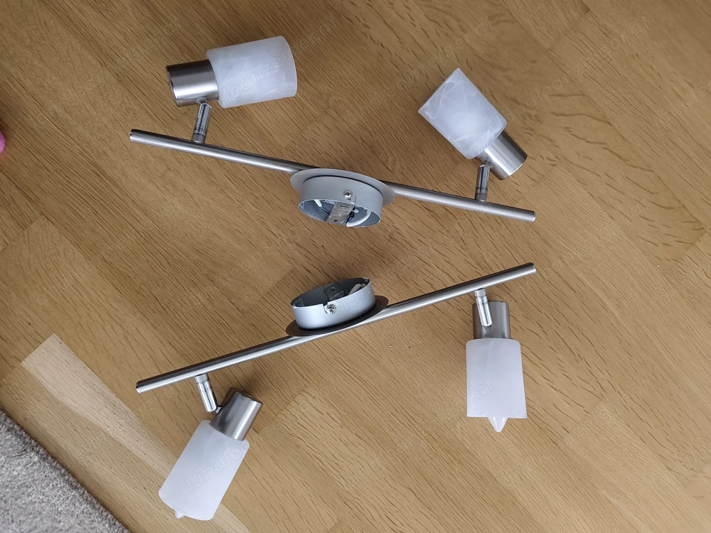 Zwei Decken- oder Wandlampen