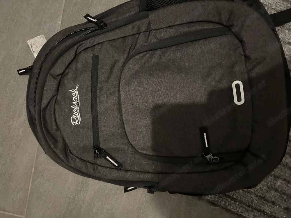 dunkelgrauer rucksack