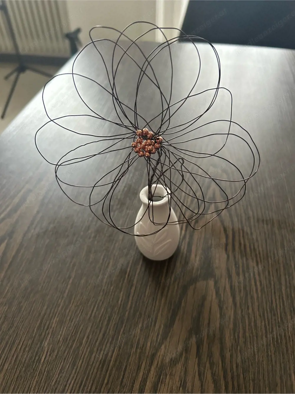 kleine Vase mit Drahtblume