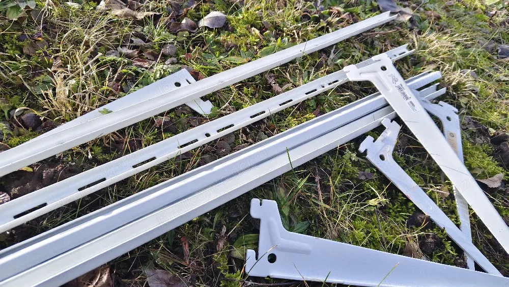 Regalhalterungen und Schienen 