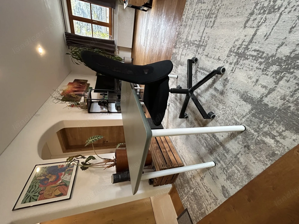 Schreibtisch und Bürostuhl