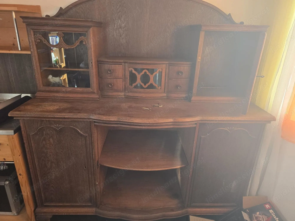 Alte Vitrine gegen Abholung gratis abzugeben