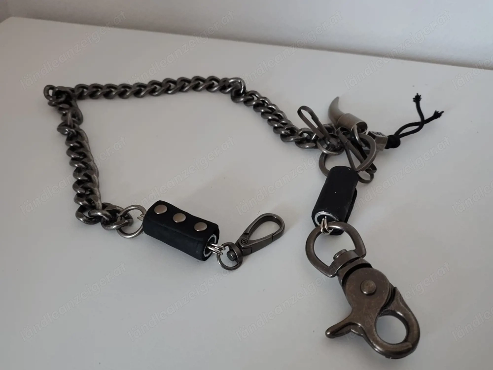Robuste Biker-Wallet Kette mit Karabiner & Leder-Detail   Dunkelmetall