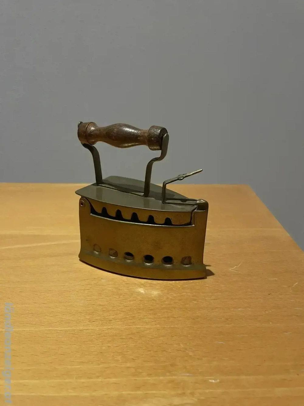 Altes Kohlebügeleisen - Messing, Holzgriff, Vintage-Deko