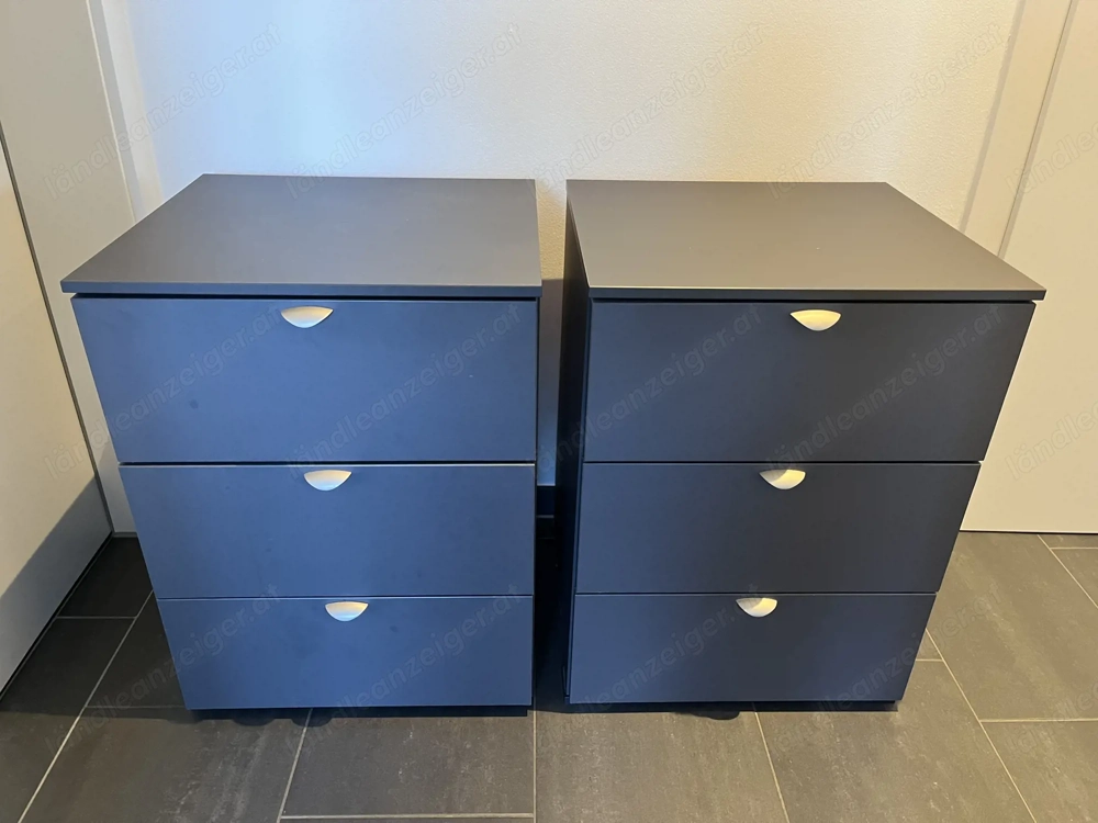 Paar dunkelgraue Nachttische